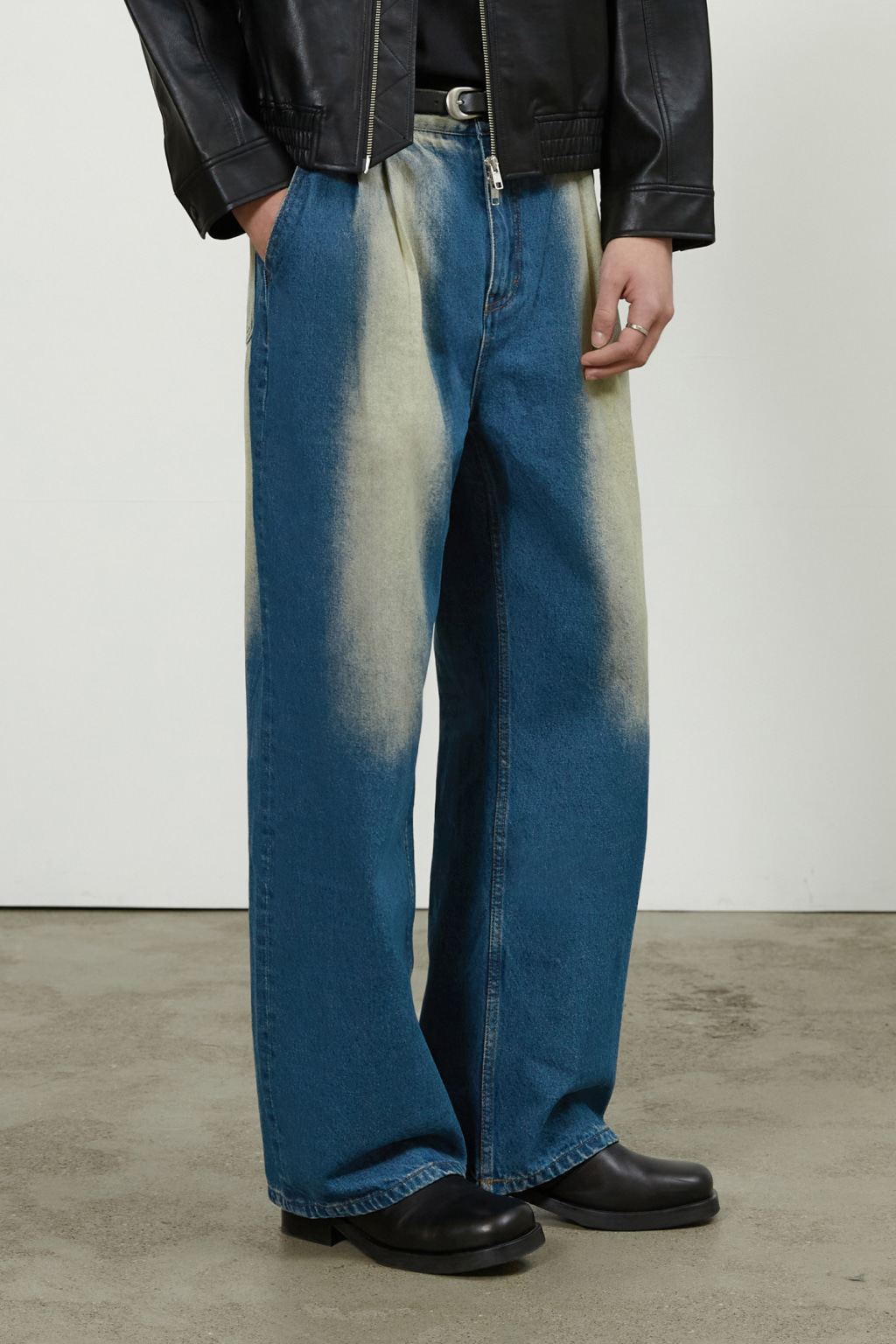 Two Tuck Wide Washed Jeans (M.Blue)